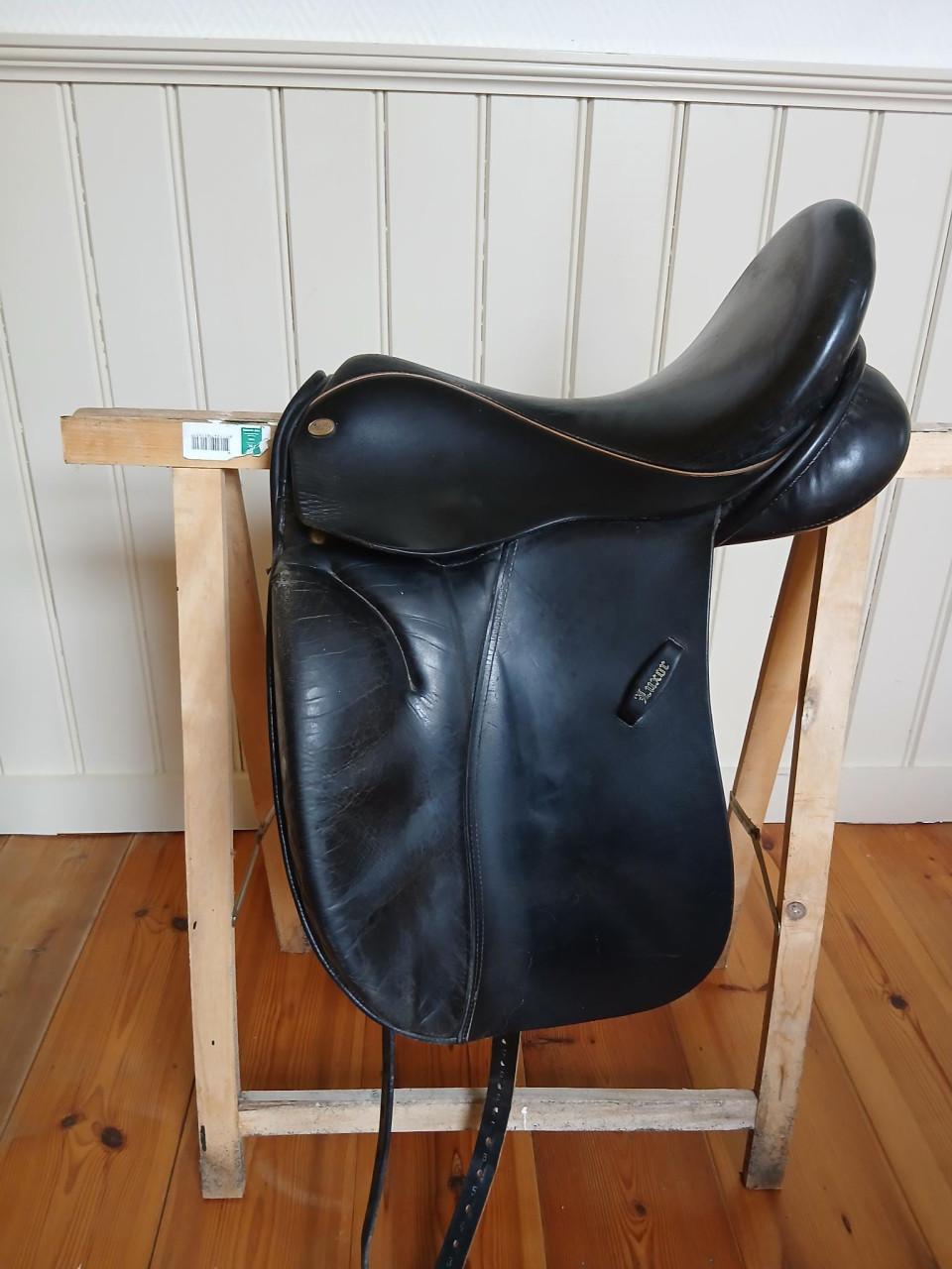 Dressuurzadel van Euroriding, type Luxor 17,5 inch