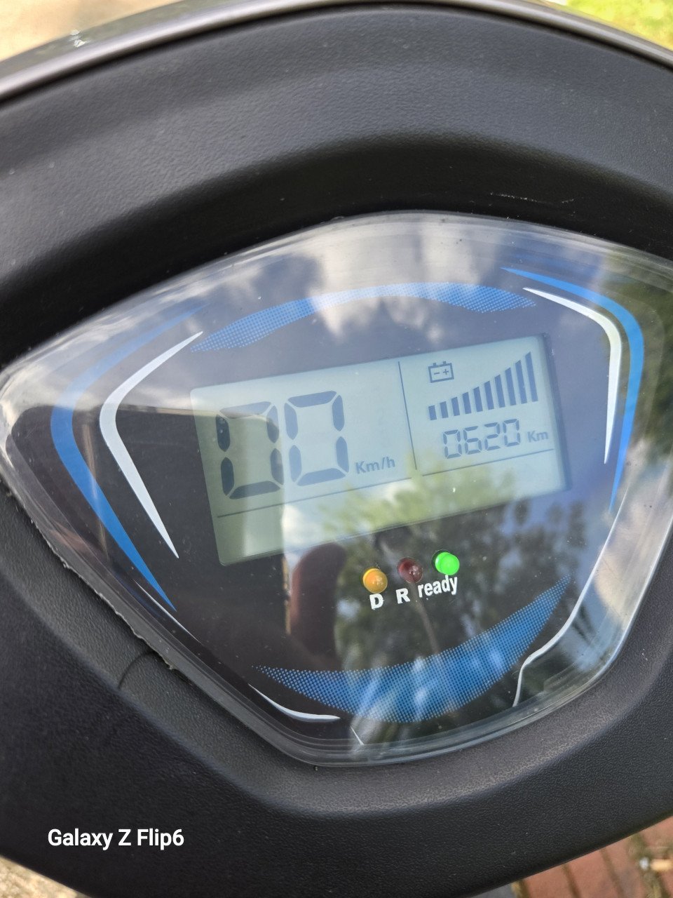 Nieuwstaat scootmobiel rijdt subliem