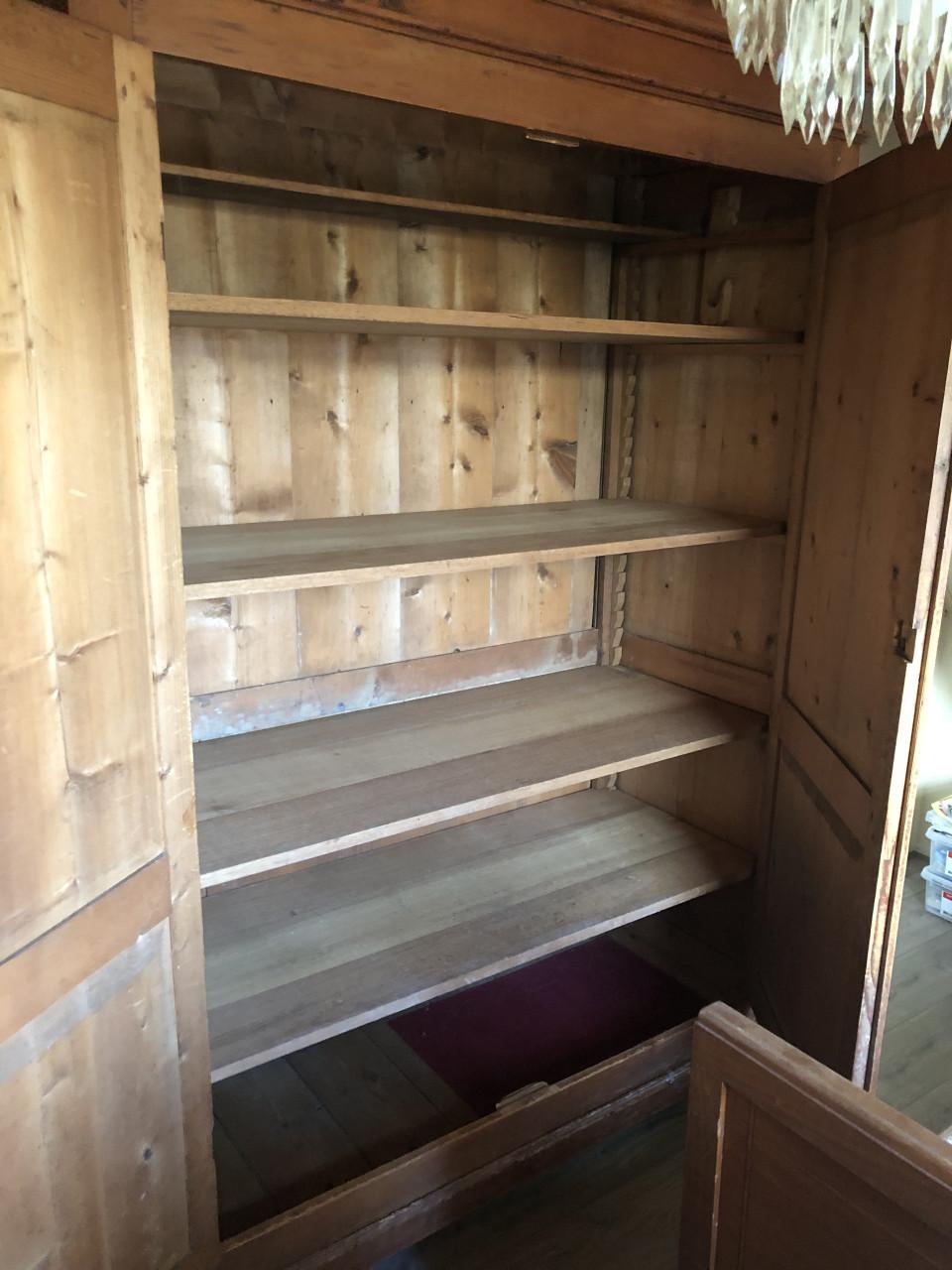 Grote oude  grenen kast