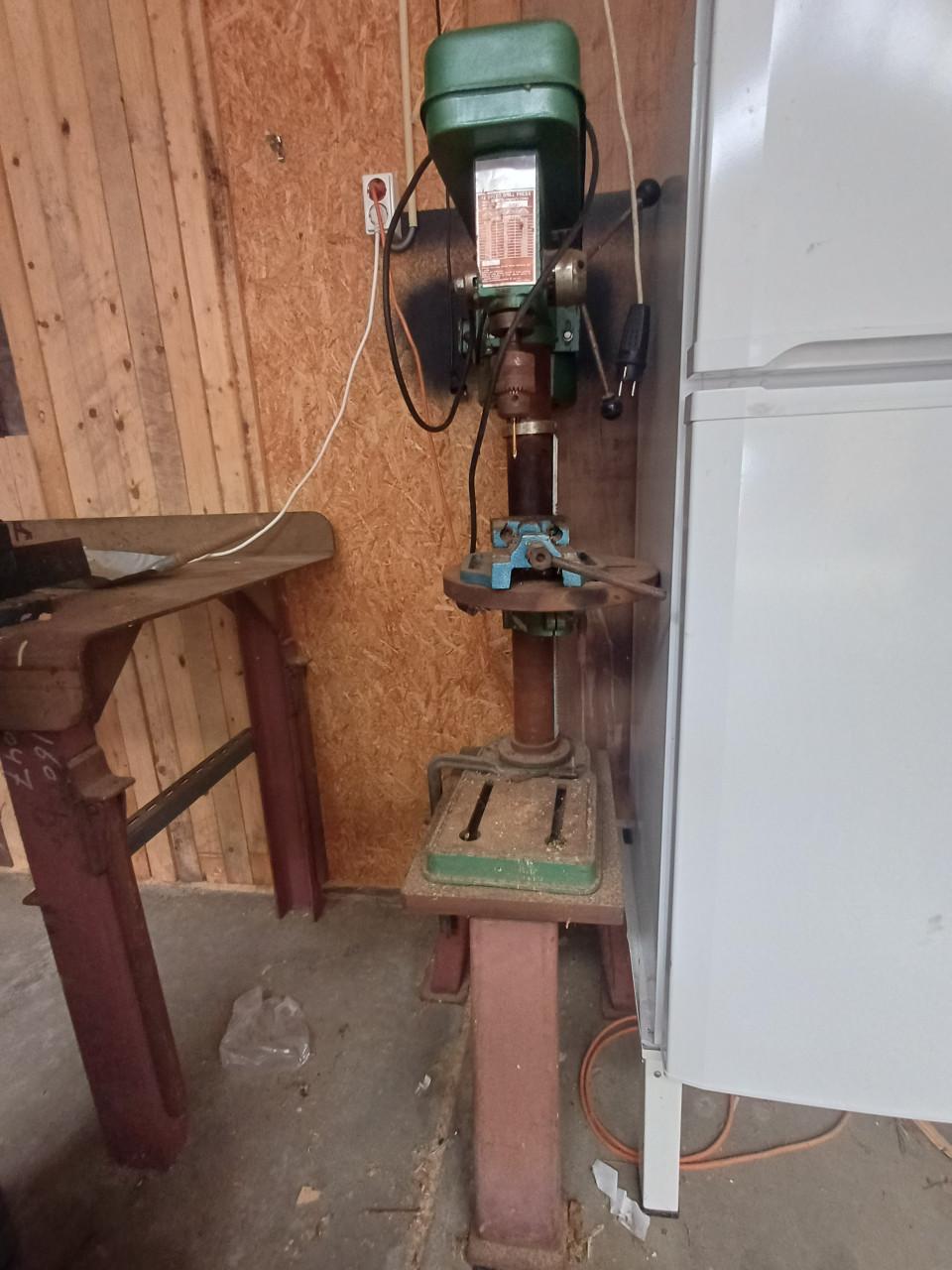 Stalen werkbank verrijdbaar en kolomboormachine incl set boren