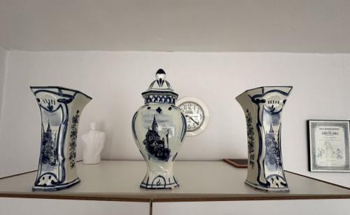 MOOI DELFTS BLAUW KASTSTEL.( HAND BESCHILDERD.)