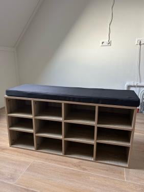 Kasten met vakken, superleuk! ook te gebruiken als bankje