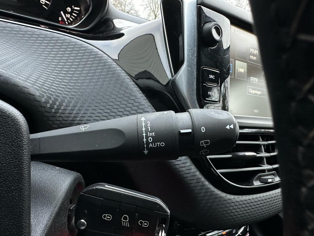 Peugeot 208 1.2t première // automaat //