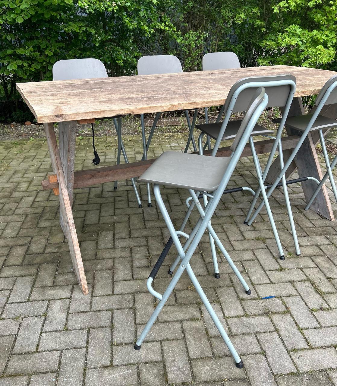 Te koop: 2 identieke industriële mancave tafels / bartafels.
