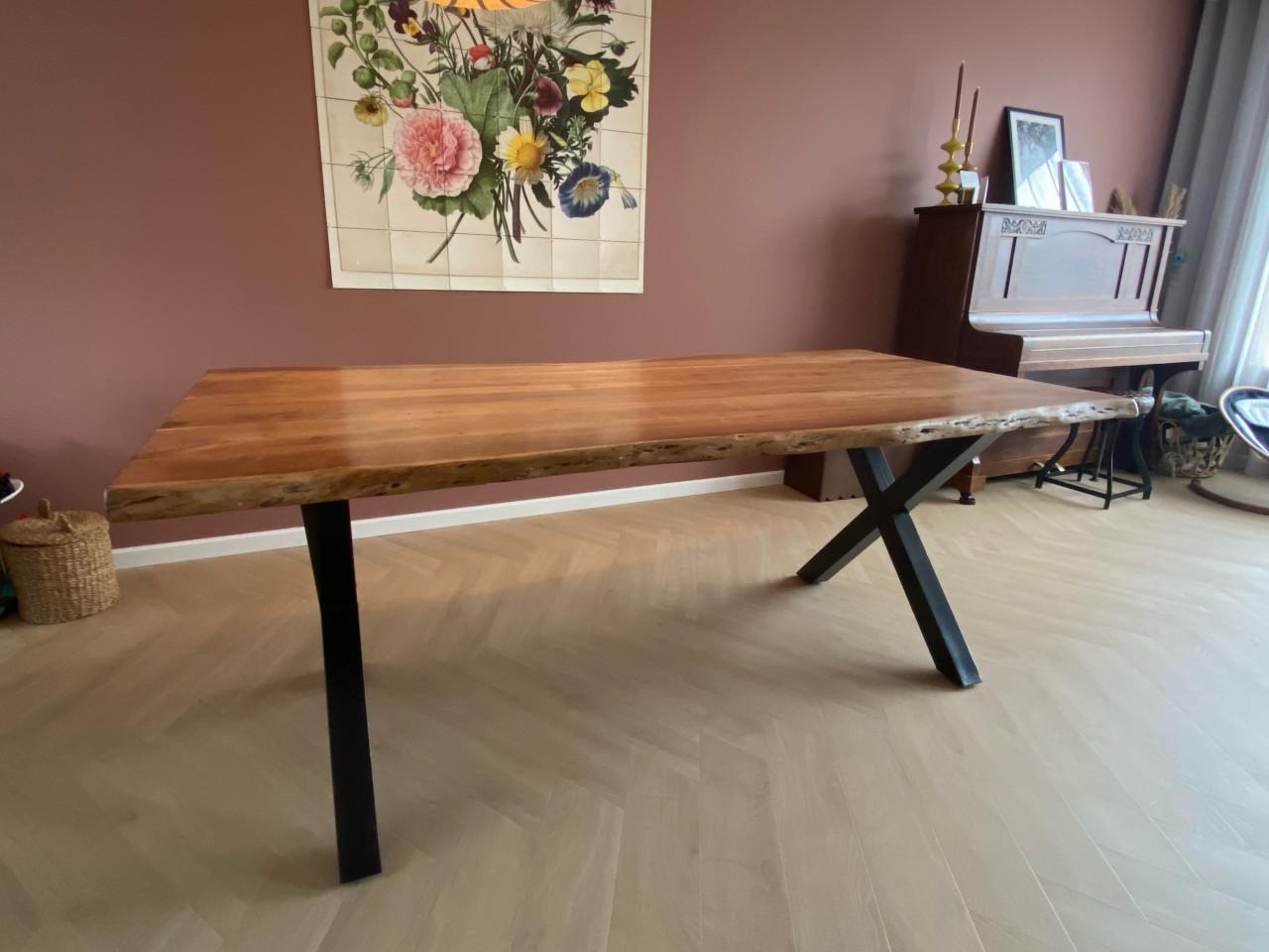 Acaciahouten eettafel 200x100 cm met stalen kruispoot