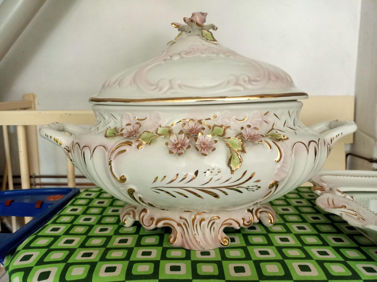 Grote porseleinen sierterrine met onderschaal - barok / capodimonte stijl