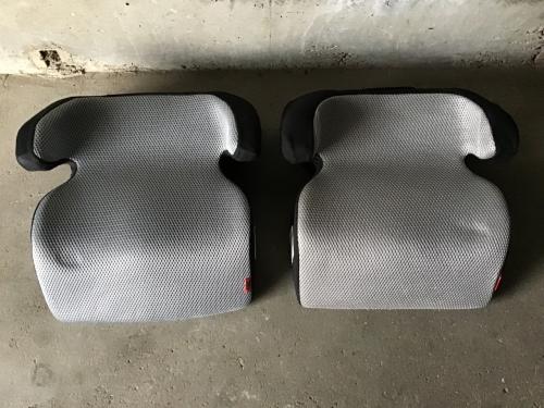 2 verhoogde auto kinder zitjes