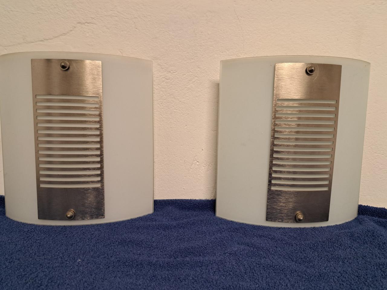 Twee glazen wandlampen