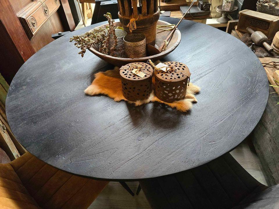 DECORATIE, VERLICHTING, KASTEN, TAFELS 3Z FACTORY ARNEMUIDEN HEEFT TE VEEL