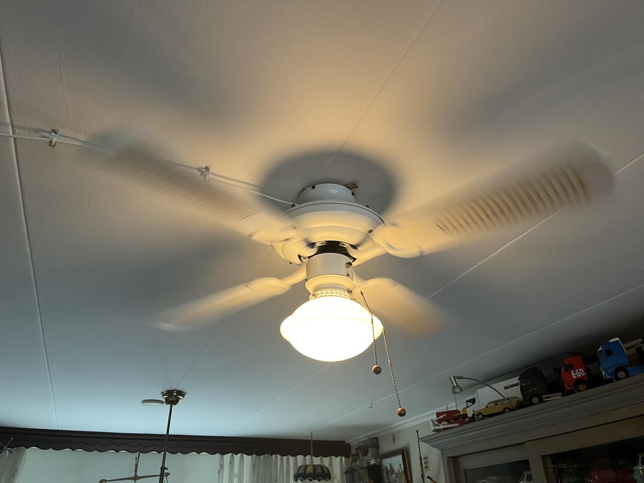 Plafonventilator met lamp.