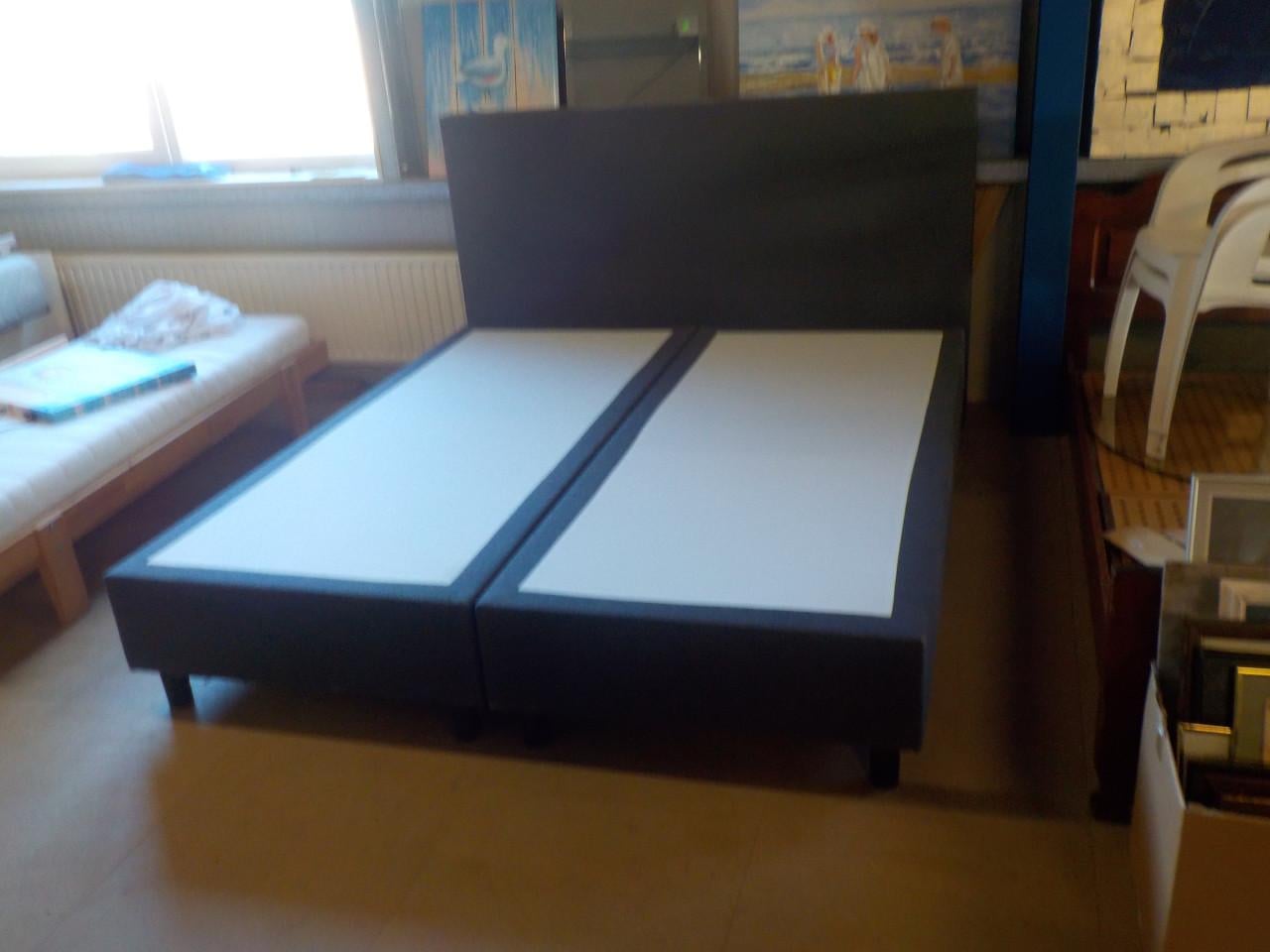2 delige boxspring 2 x 90  x 200 m+ 1 groot matras 180 x 200 cm +hoofdboord