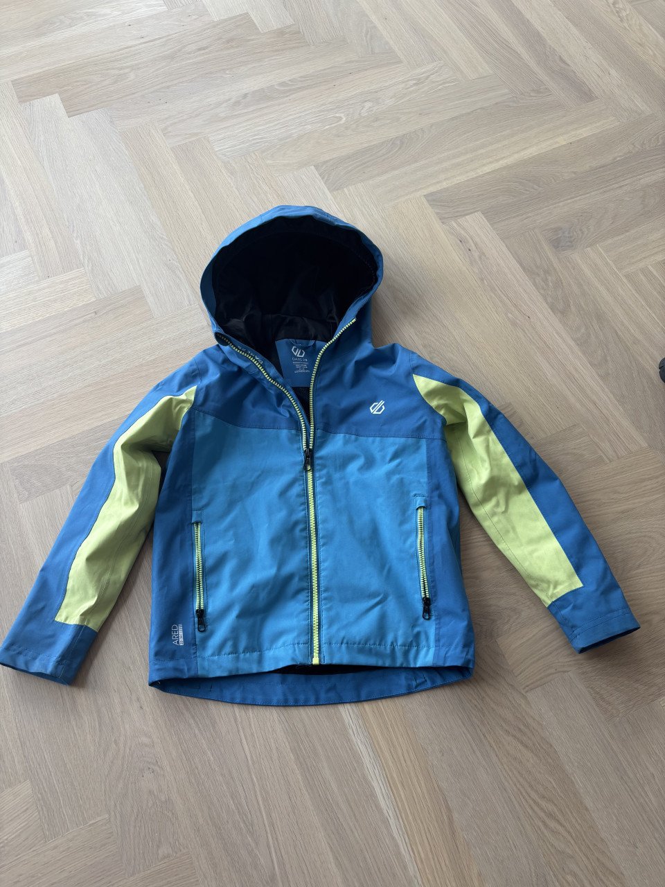 Zo goed als nieuwe wind-/regenjas maar 128