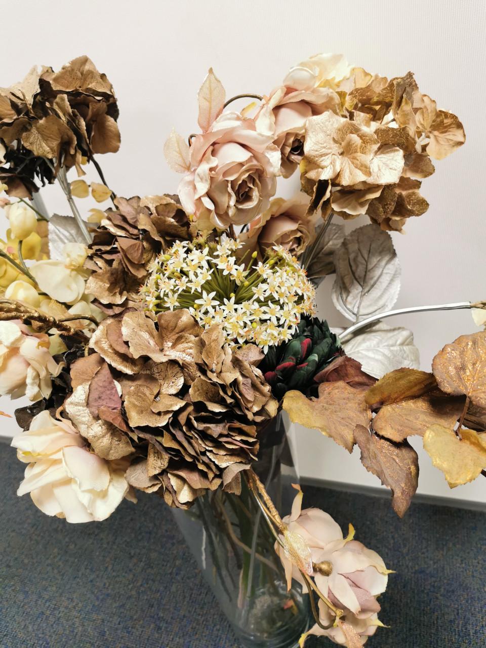 Diverse boeketten met droogbloemen