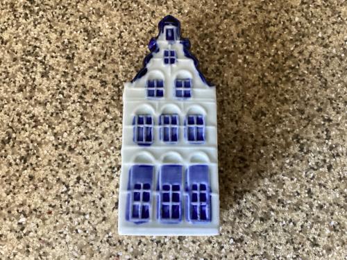 Grachtenpandje.   Handpainted.   Kleur: Delfts Blauw.     Nr. 5021.