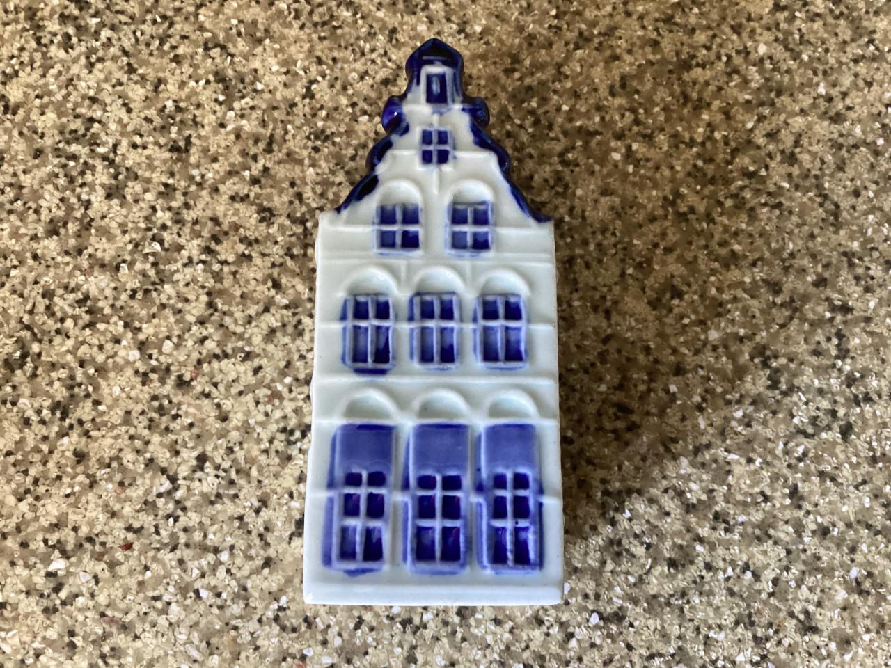 Grachtenpandje.   Handpainted.   Kleur: Delfts Blauw.     Nr. 5021.