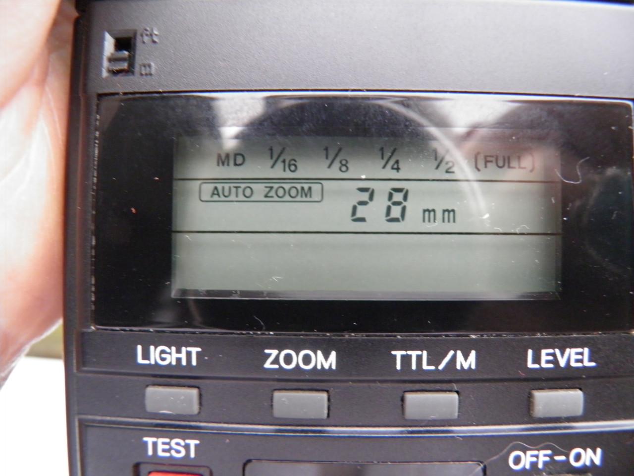 Flitser minolta 4000 af, werkt met 4 aa batterijen.