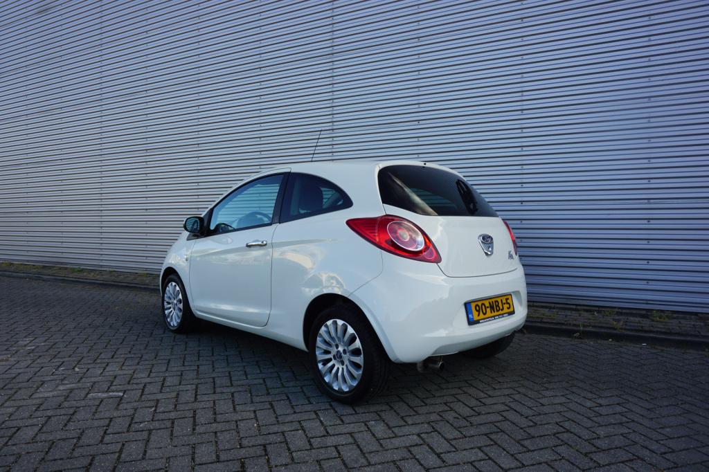 Ford KA 1.2 titanium airco / elektr. ramen / lm velgen / nap / nieuwe apk!