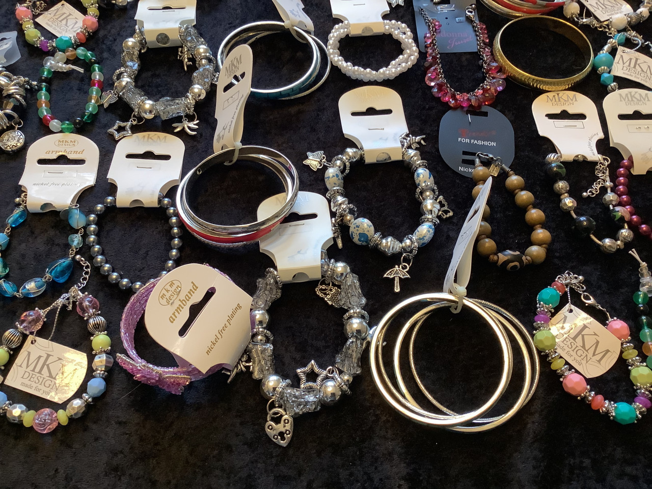 Partij diversen mooie armbanden. ( partij 133)