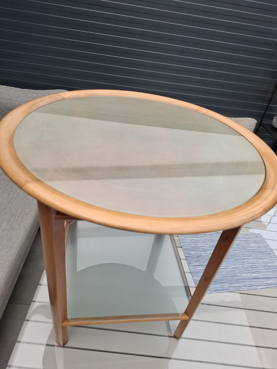 Design bijzettafeltje met melkglas Giorgetti