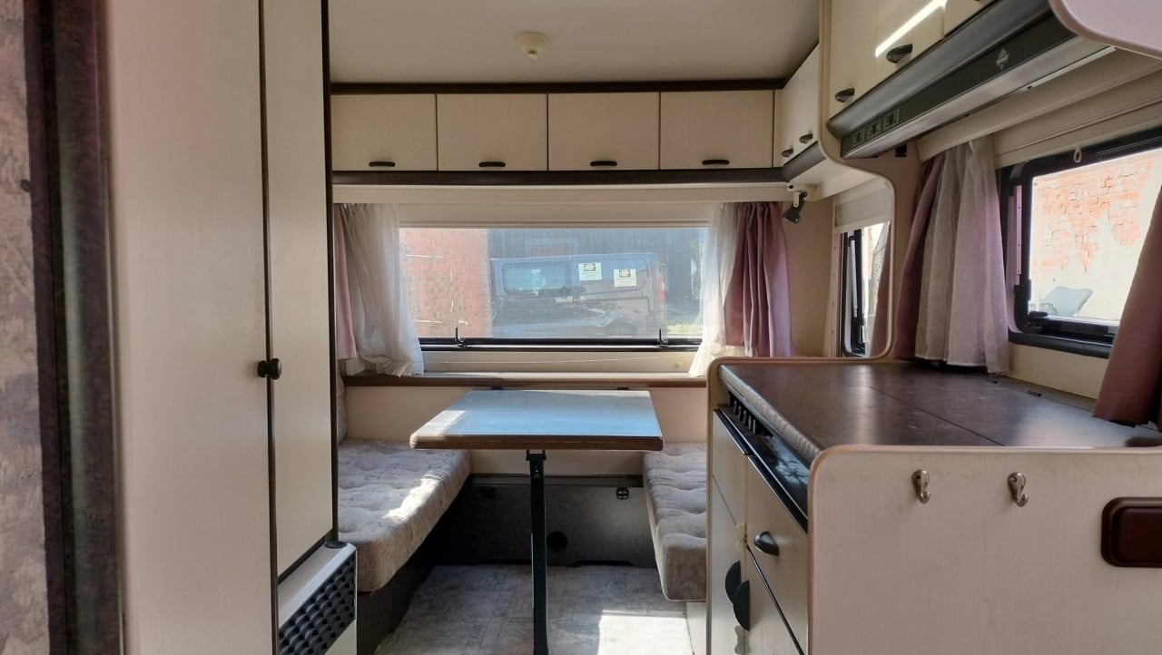 Hobby met voortent en luifel