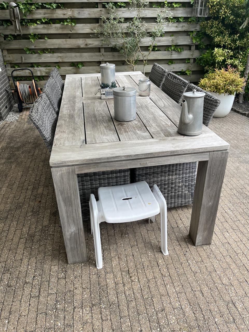 Tuintafel 2m40 bij 1 meter +vier stoelen