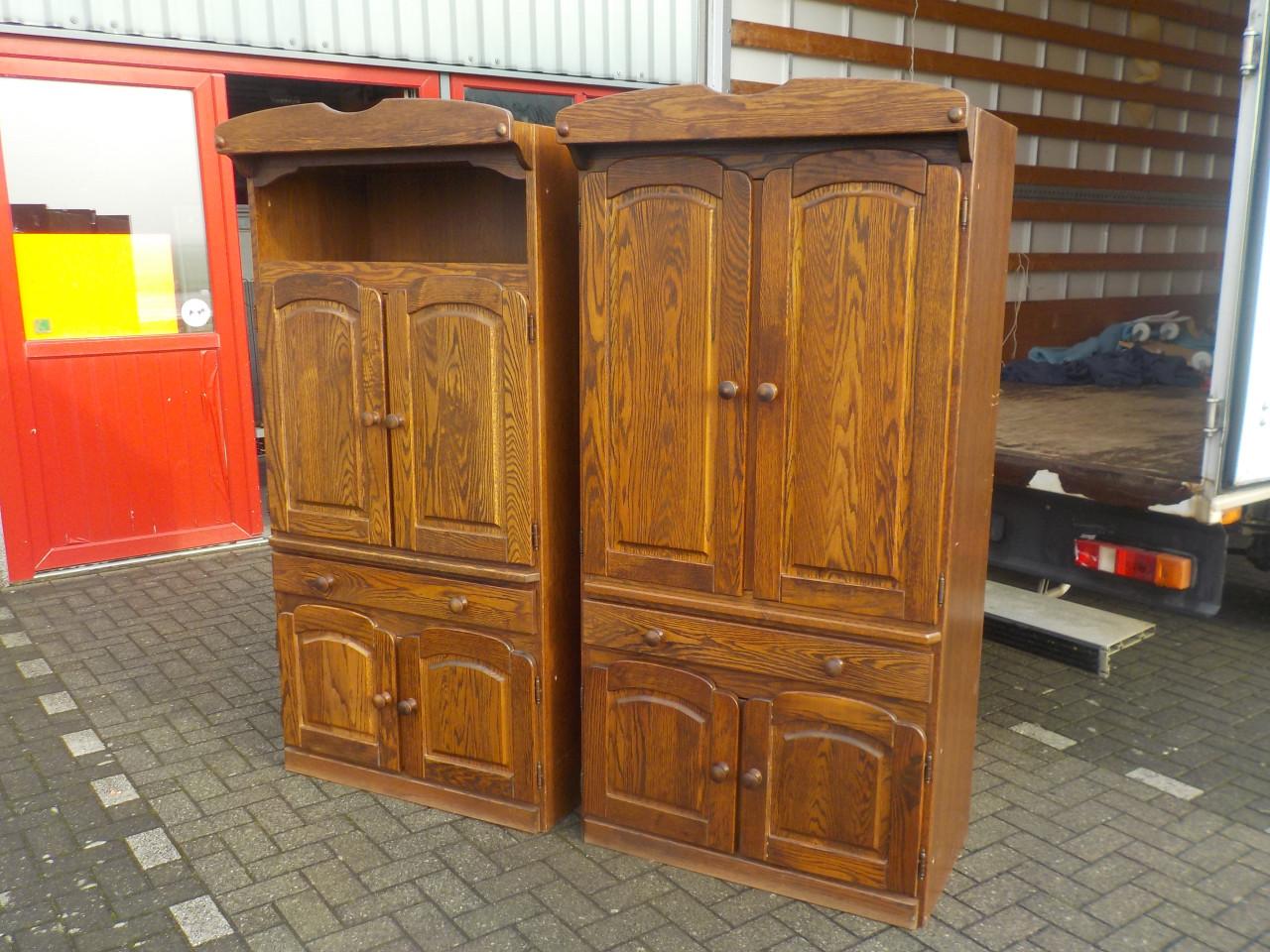 2 delig massief eiken wandmeubel in goede staat OPRUIMPRIJS 25 euro