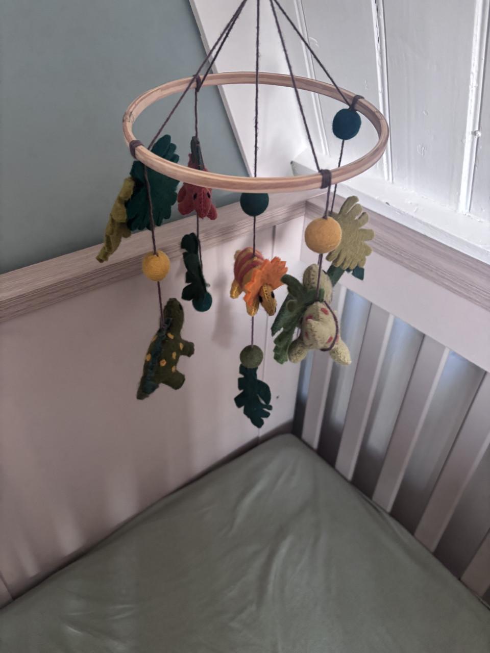 Vilten dino mobiel hanger