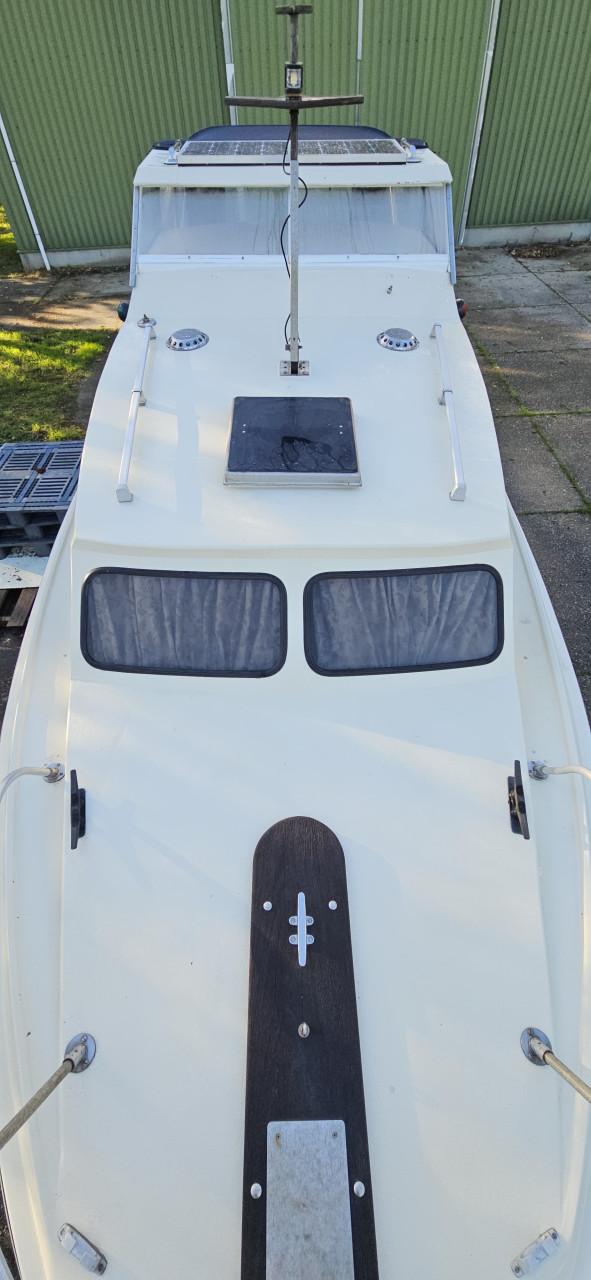 Ruime Mistral 680 polyester weekendkruiser met 40PK Yamaha