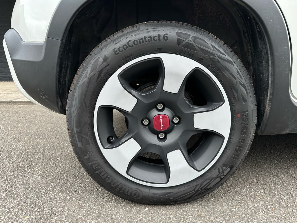 Fiat Panda 1.0 hybrid red cross hybrid // nieuwstaat // 17.000km //