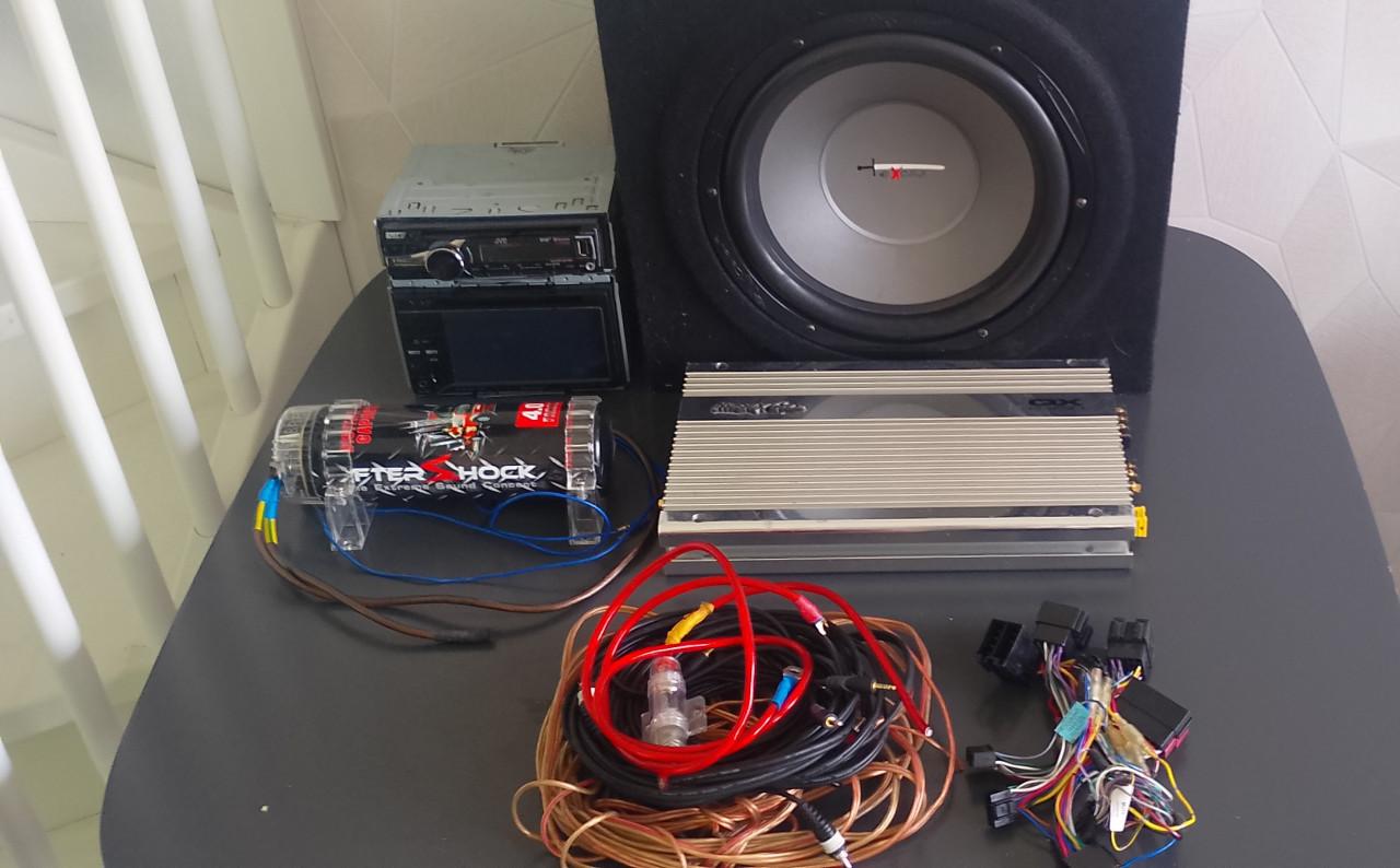 Subwoofer met 2 Radio's , condensator en kabels
