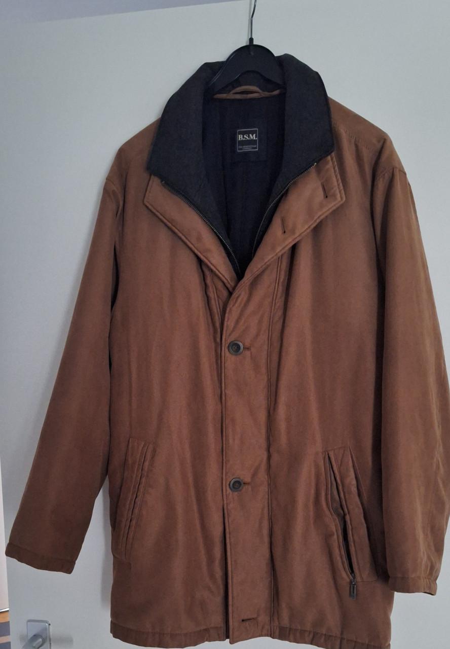 Te koop: een bruine camelkleurige heren winterjas.