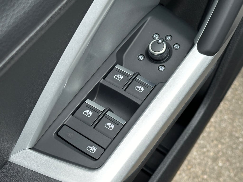 Audi Q3 35 tfsi s-line | panoramadak | zwart optiek | trekhaak | camera | e