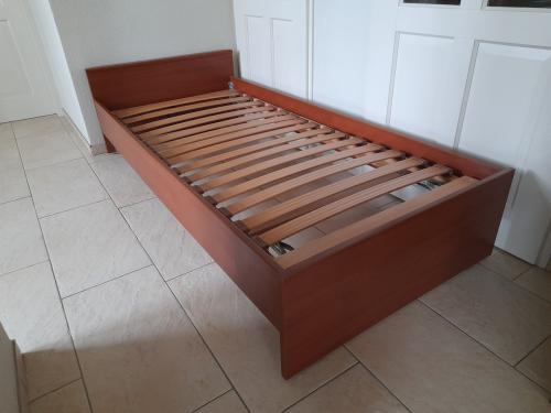 1 persoons bed 90 x 200 (in goede staat )