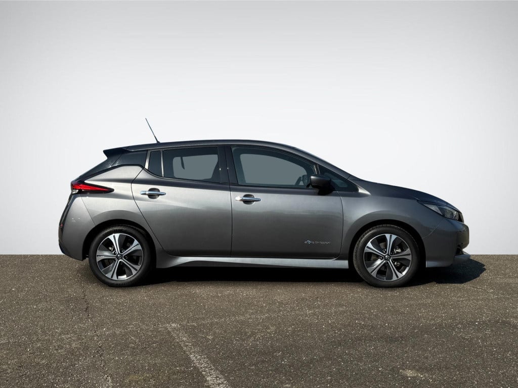 Nissan Leaf n-connecta 40 kwh | navigatie | 360° camera | stuur- + stoelver
