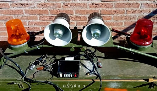 Lichtbalk met sirenes , zwaailampen en geluid.