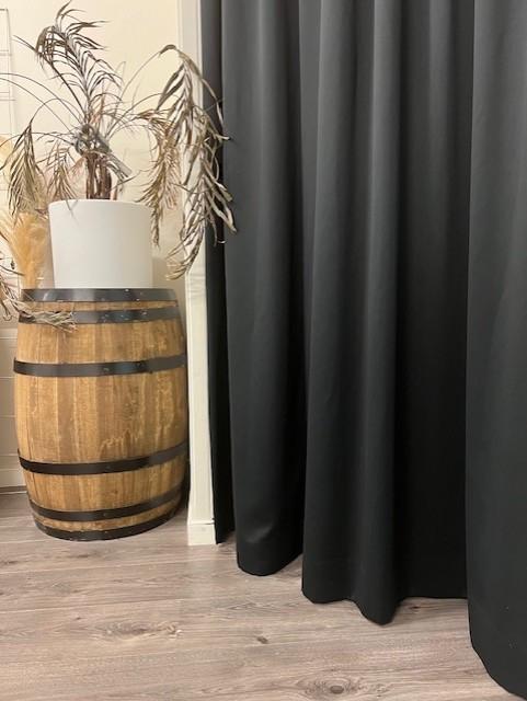 Kasten,  kledingrekken, balie, houten kratten te koop voor kleine prijsjes!