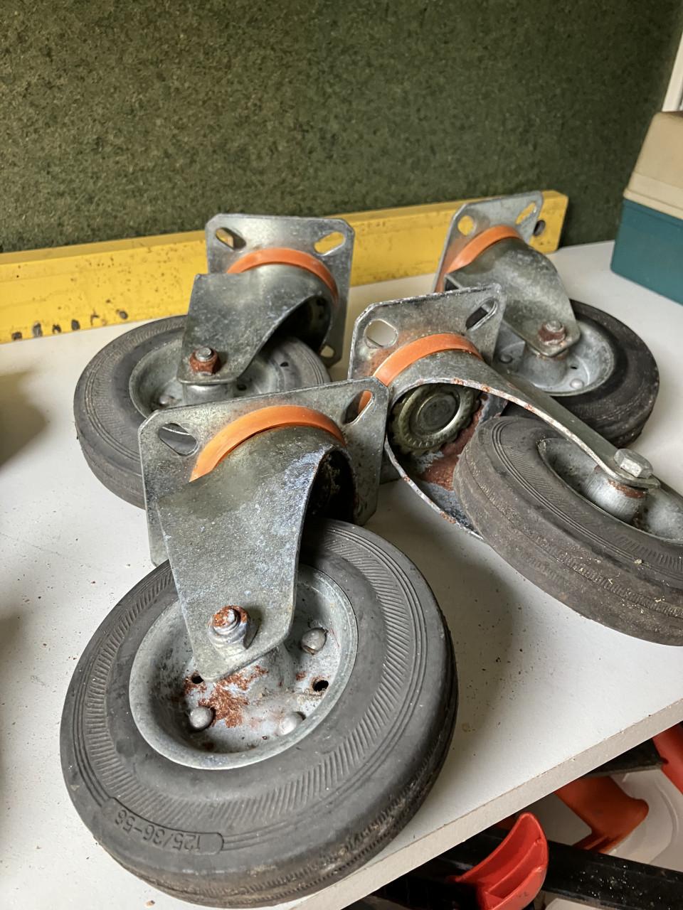 Te koop zware metalen wieltjes in goede staat