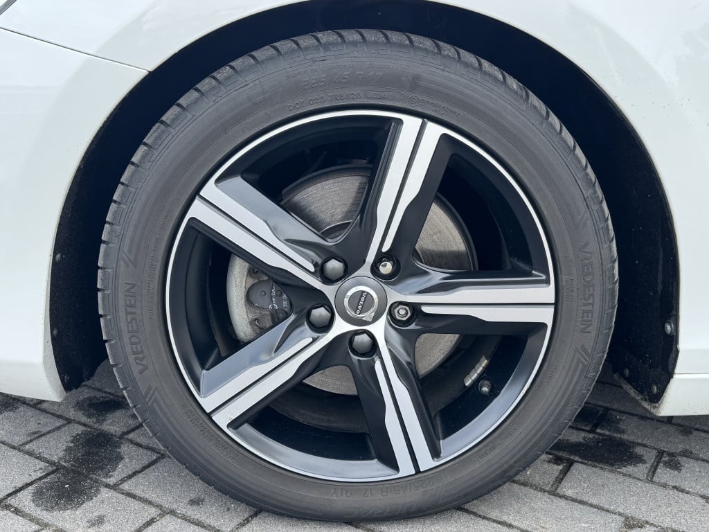 Volvo V40 2.0 t4 business sport r-design 190pk | navigatie | trekhaak afnb
