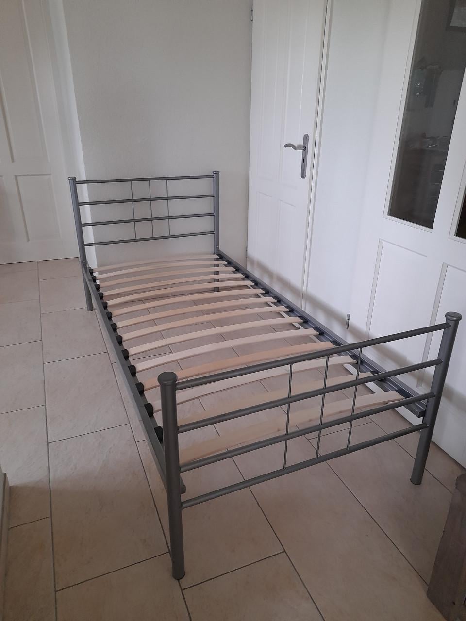 Grijs metalen bed 90 x 200 ( in goede staat)