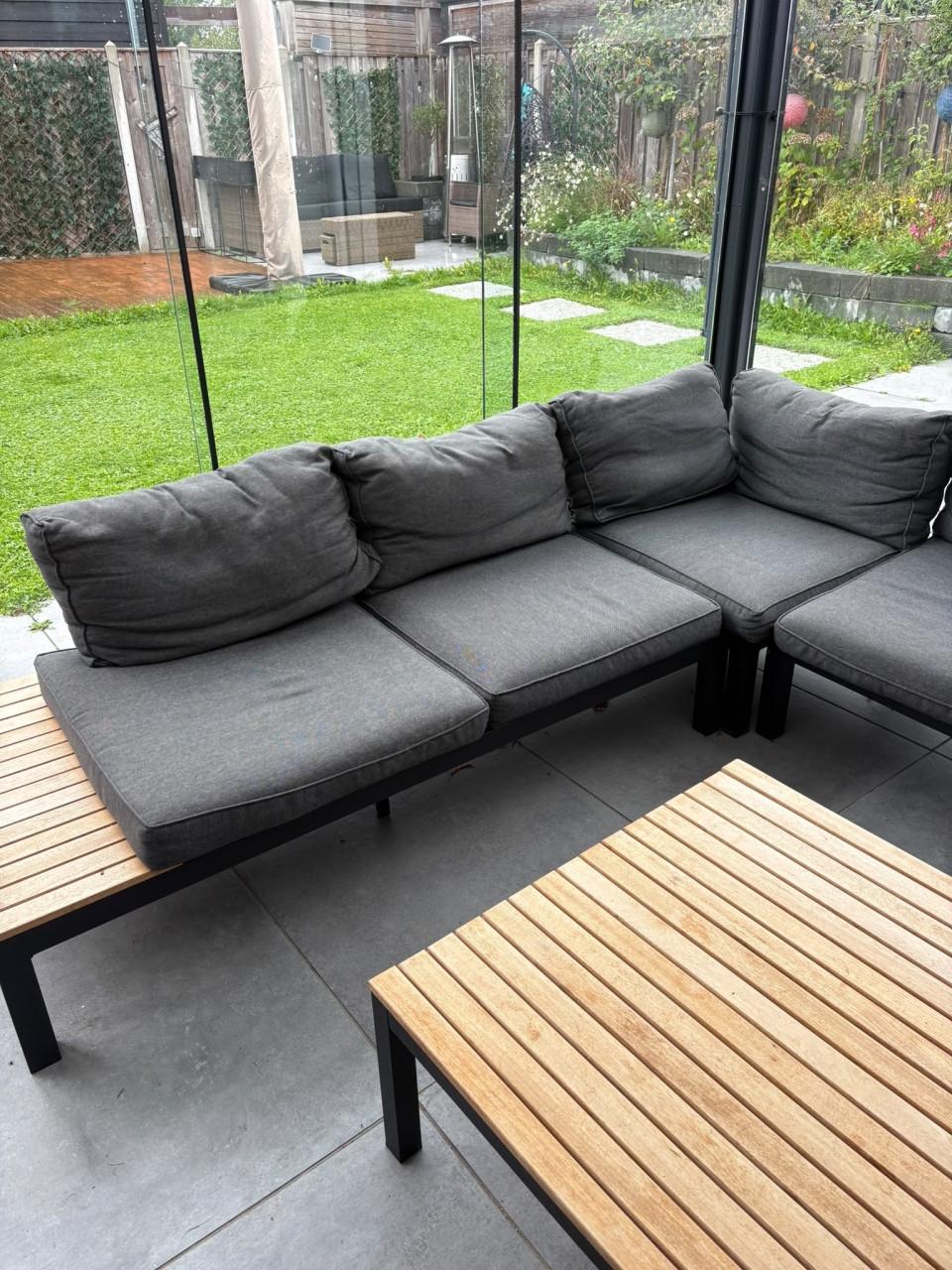 Moderne loungeset met aluminium frame en houten accenten