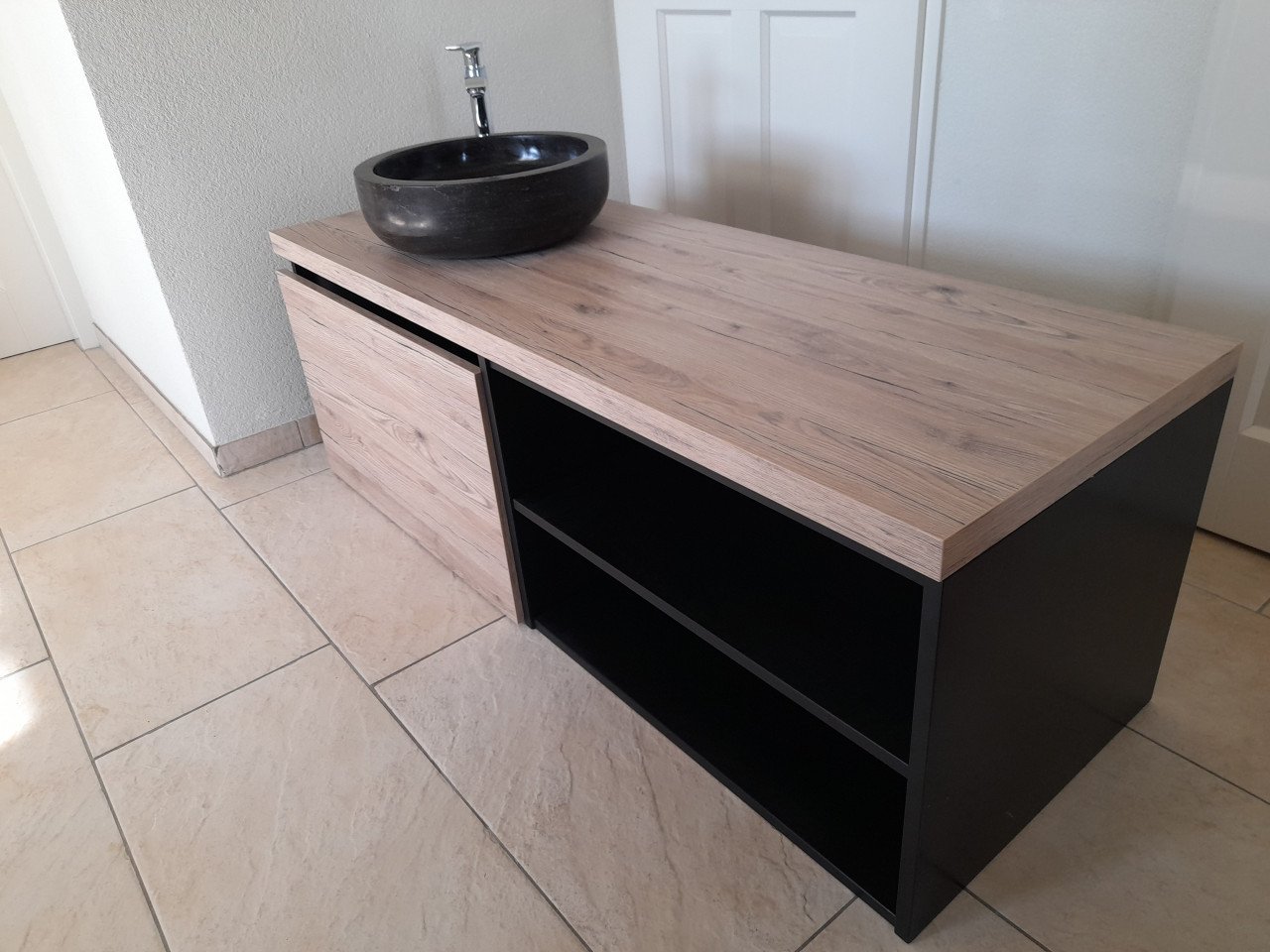 Badkamer meubel met waskom en kraan ( in goede nette  staat )