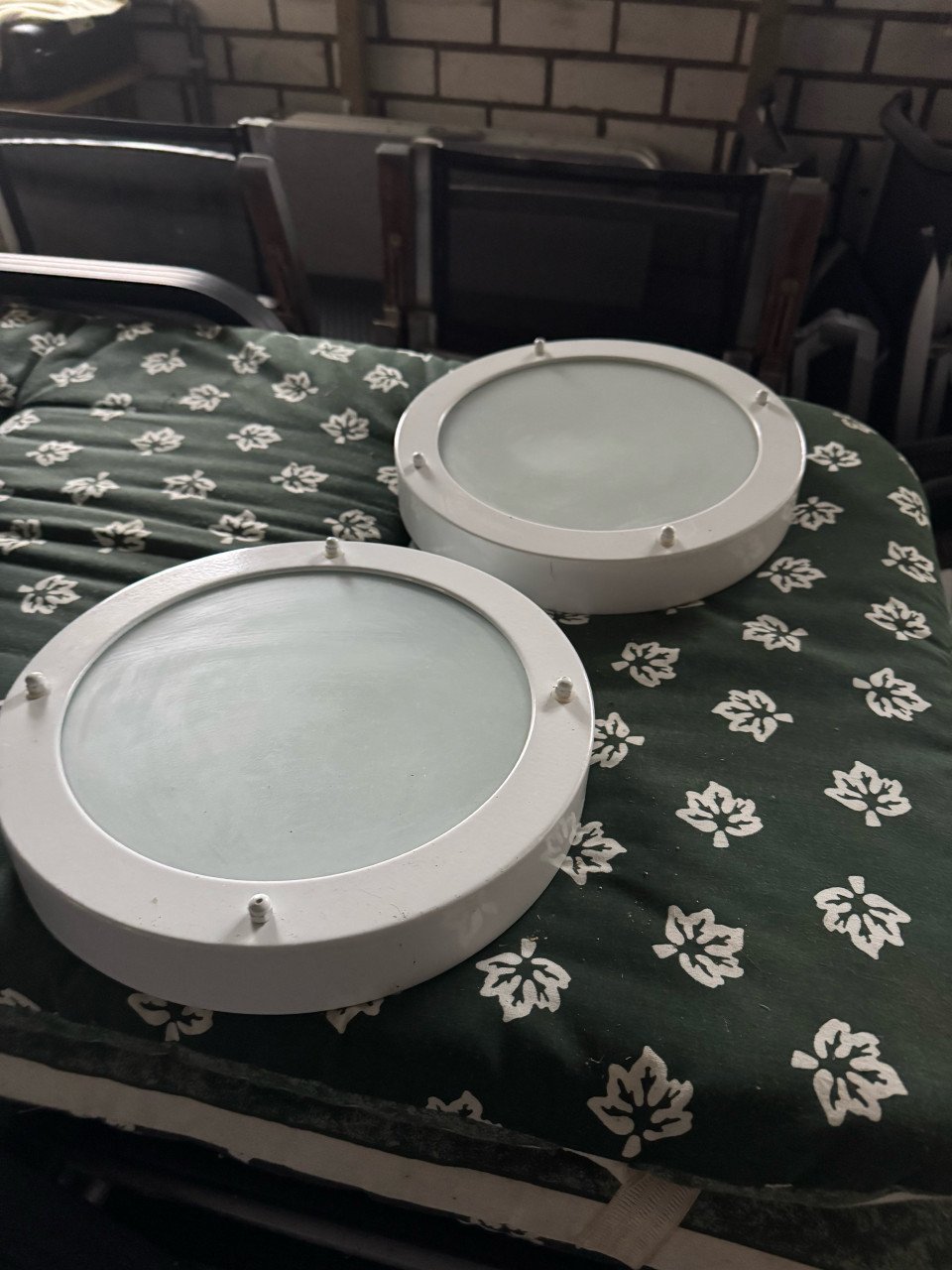 Twee plafond lampen