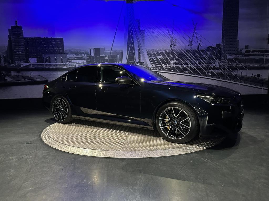 BMW M5 5-serie *limousine v8 m hybrid*carbon extr*b&w*alcantarahemel*nl-aut