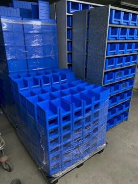 Nieuwe kunststof magazijnbakjes in diverse maten .