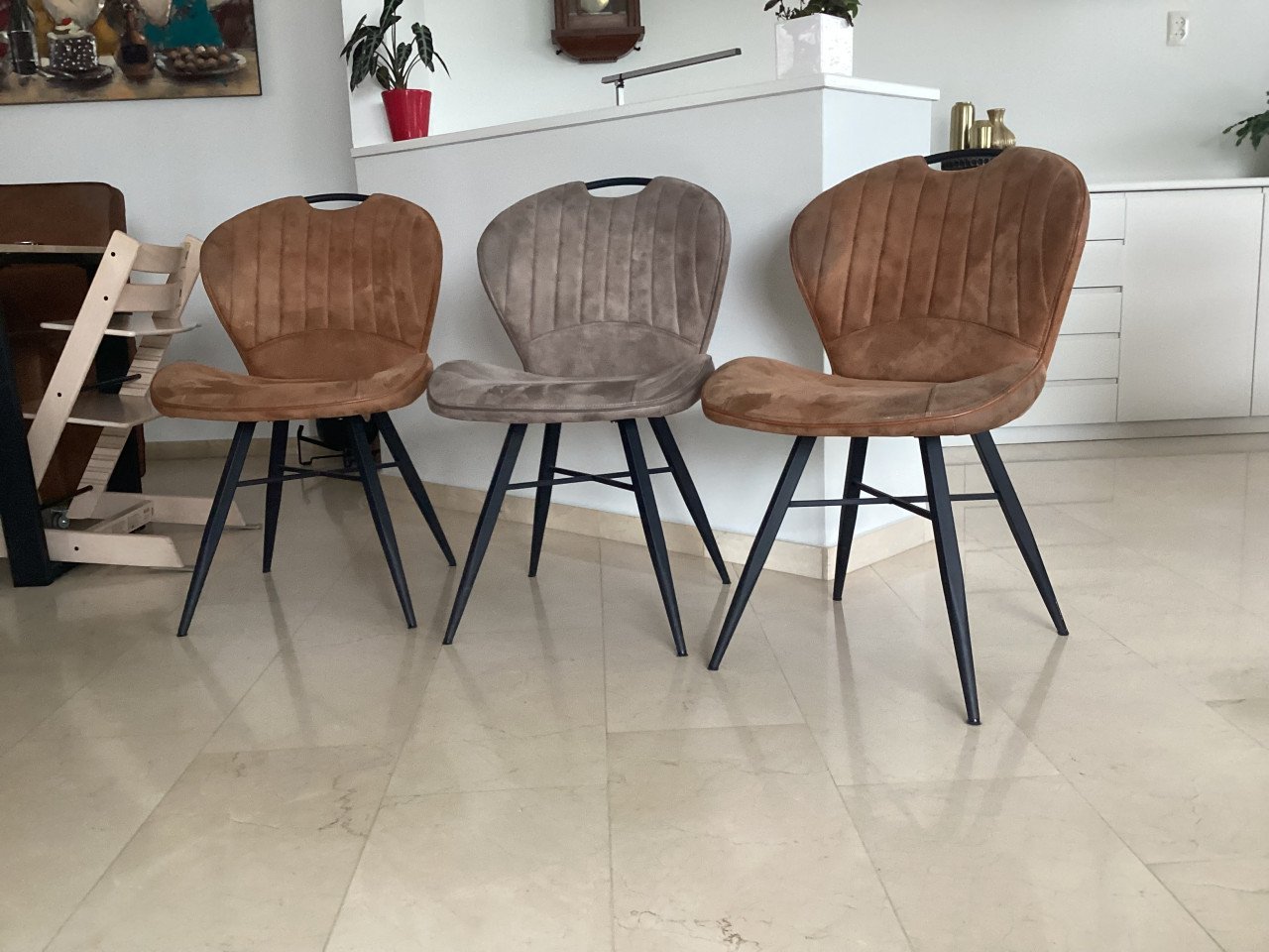 Eetkamer bank op wieletjes en 3 stoelen