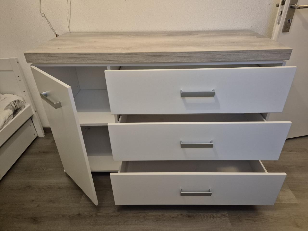 Ledikantje en commodekast