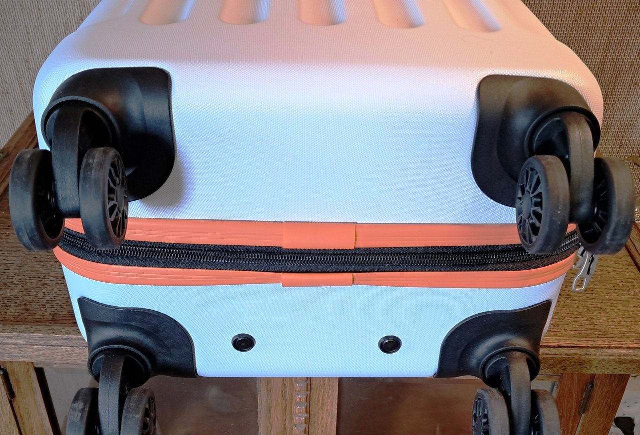 2 nieuwe compacte rolkoffers