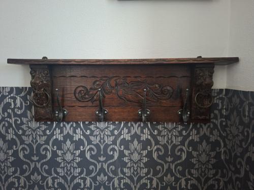 Antieke eikenhouten wandkapstok jaren 20"