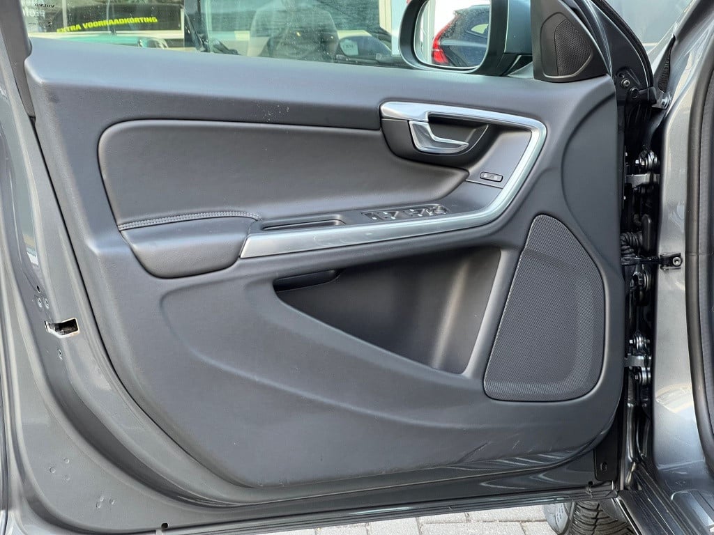 Volvo V60 t3 153pk dynamic ed| navi| climate| stoel.verw| pdc