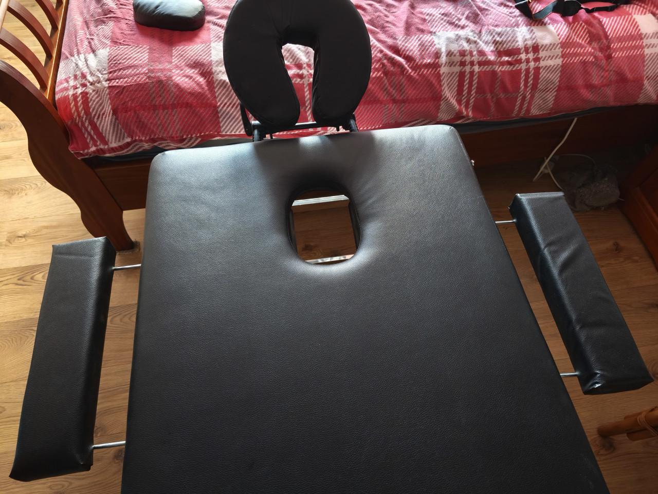 Te koop aangeboden draagbare uitklapbare massagetafel.